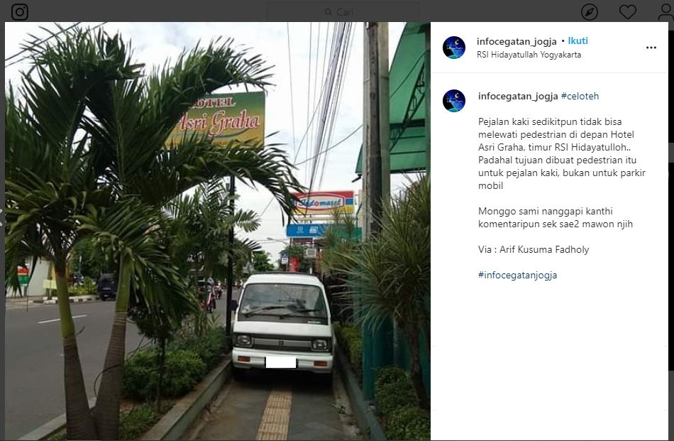 Viral Foto Mobil Parkir di Trotoar depan Hotel di Jogja. (instagram.com/infocegatan_jogja)
