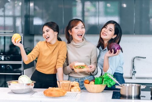 Ilustrasi memasak bareng teman. (Shutterstock)