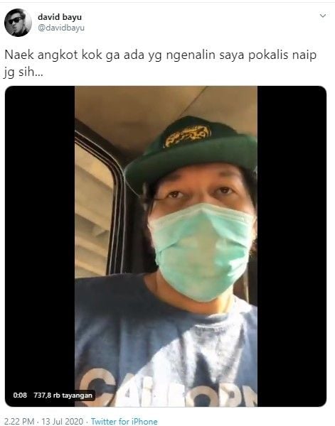 Vokalis Naif David naik angkot (Twitter/davidbayu)