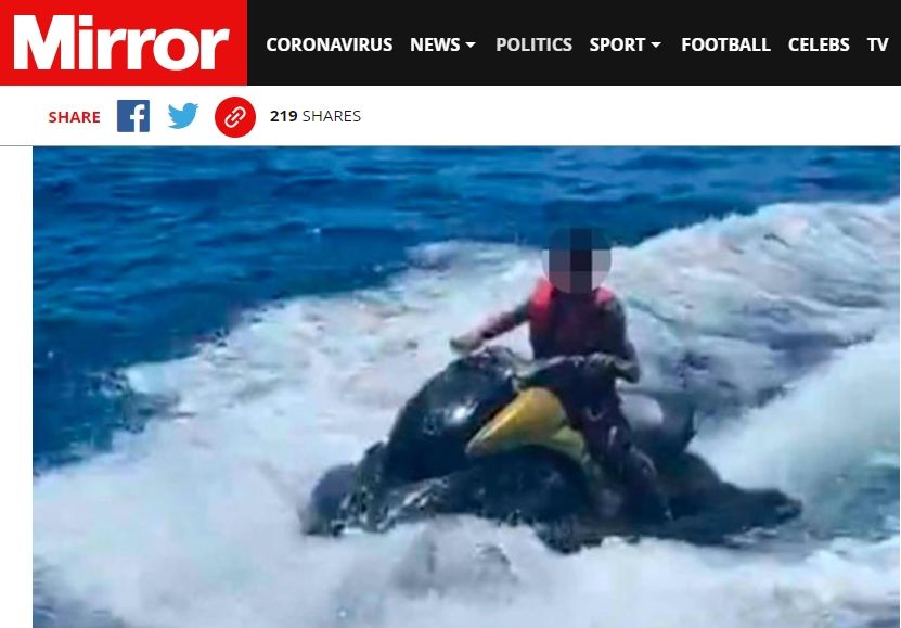 Cristiano Ronaldo Jr naik jet ski sendirian. (Dok. Mirror).