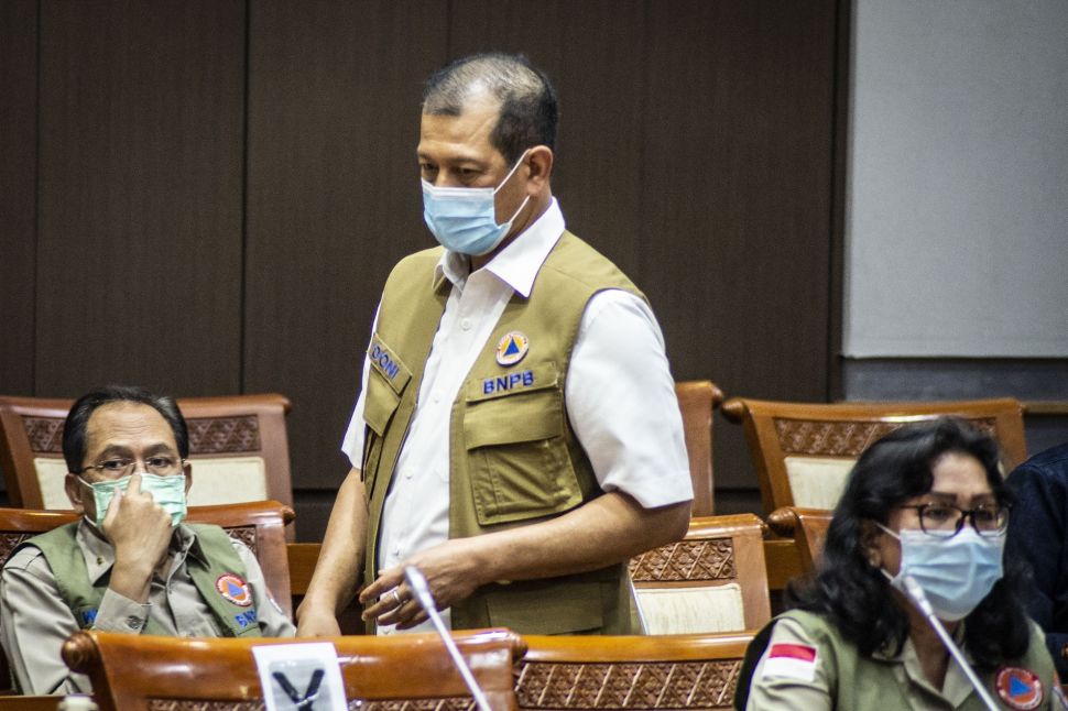 Kepala BNPB selaku Ketua Gugus Tugas Nasional Percepatan Penanganan COVID-19 Doni Monardo (tengah) bersiap mengikuti rapat kerja dengan Komisi VIII DPR di Kompleks Parlemen, Senayan, Jakarta, Senin (13/7/2020). Rapat kerja tersebut membahas evaluasi kinerja dan anggaran program penangulangan COVID-19. ANTARA FOTO/Aprillio Akbar