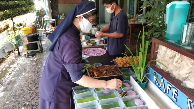 Suster Mariati bersama para relawan tengah menyiapkan makanan gratis bagi mahasiswa terdampak corona, Rabu (15/7/2020). [Muhammad Ilham Baktora / SuaraJogja.id]