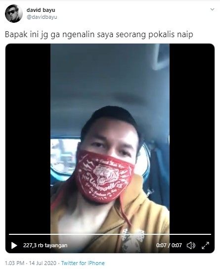 Vokalis band Naif David Bayu naik taksi (Twitter/davidbayu)