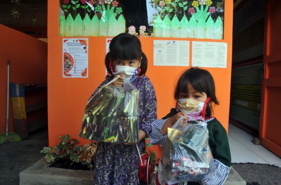 Sejumlah murid TK menyetorkan sampah plastik ke sekolah mereka di TK Mutiara, Batu Gadang, Lubuk Kilangan, Padang, Sumatera Barat, Kamis (16/7/2020).   [ANTARA/Iggoy el Fitra]