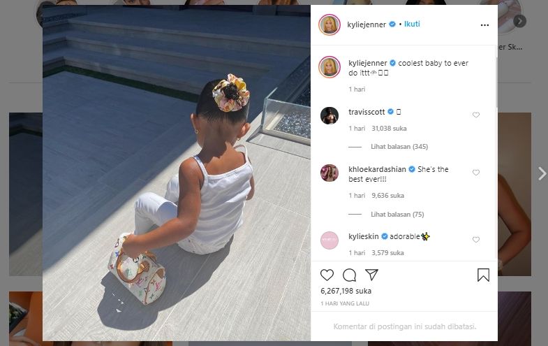 Anak perempuan Kylie Jenner, Stormi Webster, terlihat membawa tas Louis Vuitton. (Instagram/@kyliejenner)