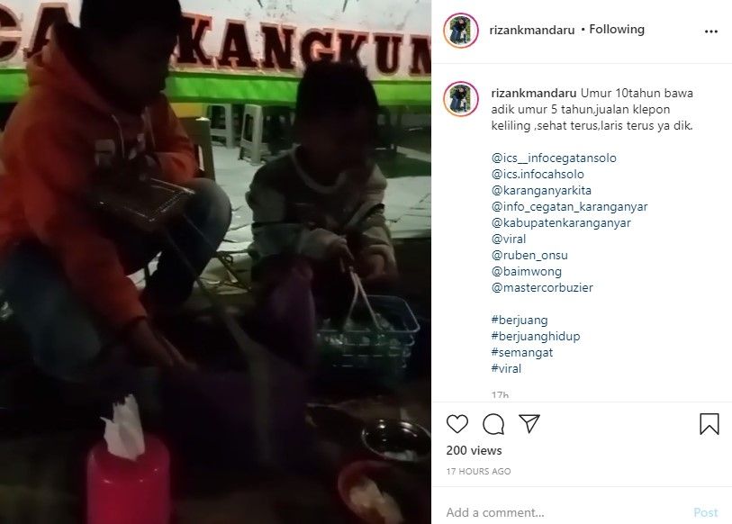 Bocah 10 tahun dan adiknya 5 tahun jualan klepon keliling Alun alun Karanganyar (Instagram/rizankman