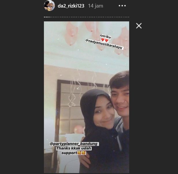 Rizki D'Academy dan istri, Nadya Mustika Rahayu pamer kemesraan. [Instagram]