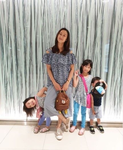 Gaya Modis Mama Gina Kimbab Family. (Instagram.@ginasselvina)