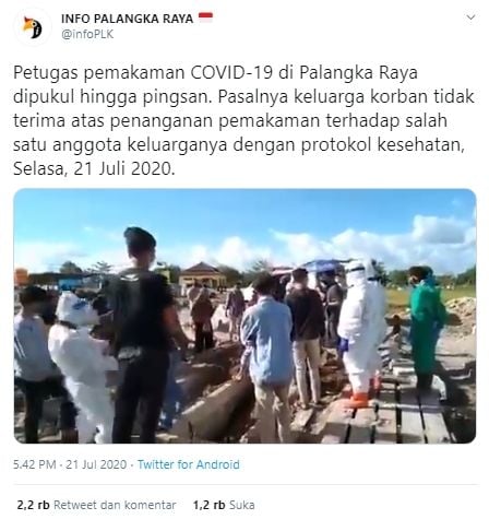 Petugas makam dibogem anggota keluarga pasien Covid-19 (Twitter).