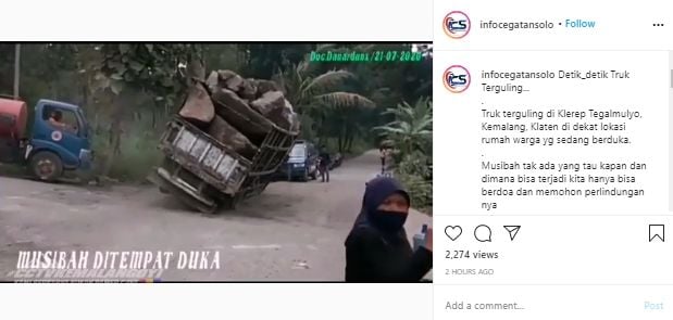 Truk terguling di samping rumah warga (Instagram/@infocegatansolo).