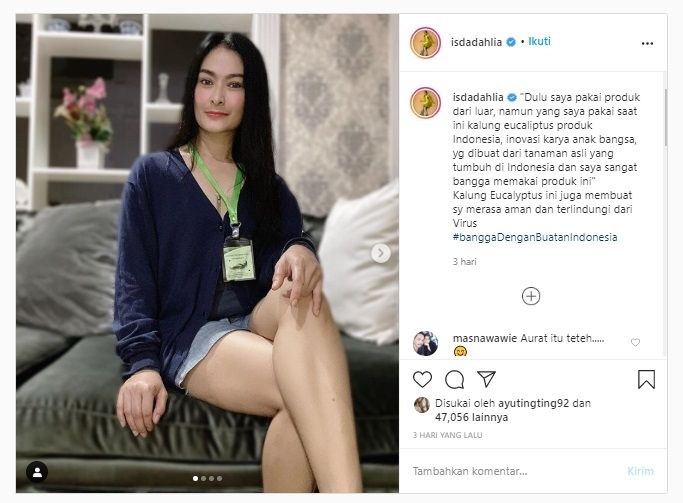 Iis Dahlia memakai kalung anti corona atau kalung Eucalyptus buatan Kementan (Instagram)