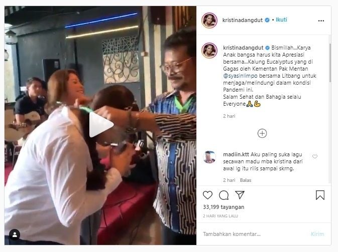 Kristina dan Vicky Shu memakai kalung anti corona atau kalung Eucalyptus buatan Kementan (Instagram)