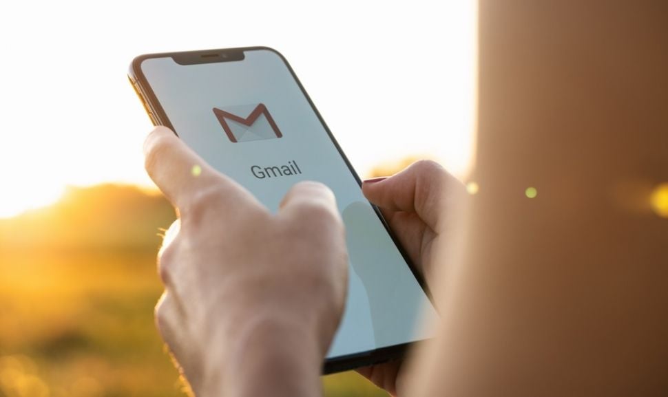 Ilustasi Gmail di smartphone. [Shutterstock]