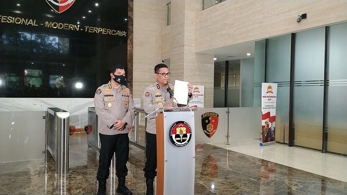 Kadiv Humas Mabes Polri Irjen Argo Yowono saat membeberkan surat cekal pengacara Djoko Tjandra, Anita Kolopaking. (Suara.com/M Yasir).