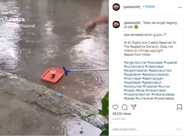 Banjir, Begini Kocaknya Penjual Kopi Oper Dagangan ke Pembeli Pakai Tongkat. (Instagram/@godaandiet)