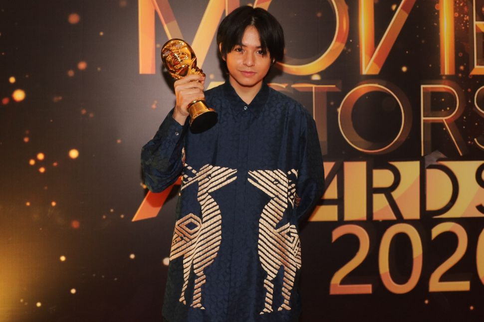 Aktor Angga Yunanda meraih penghargaan pemeran utama pria terfavorit karena perannya di film 'Dua Garis Biru' dalam gelaran Indonesia Movies Actors Awards 2020 (IMAA) di Jakarta, Sabtu (25/7). [Suara.com/Alfian winanto]