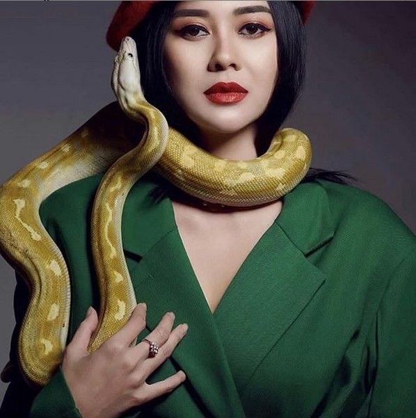 Leher Aura Kasih dilingkari ular. [Instagram]