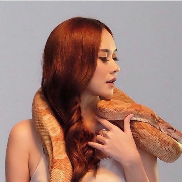 Aura Kasih pose dengan ular besar. [Instagram]