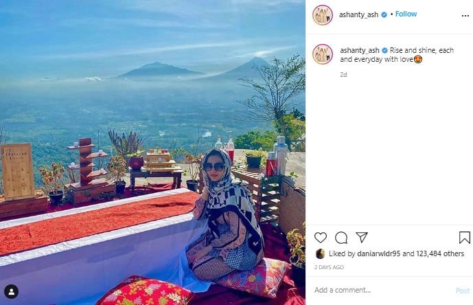 Nikmati Suasana Mata Langit Borobudur, Gaya Berhijab Ashanty Jadi Sorotan. (Instagram/@ashanty_ash)