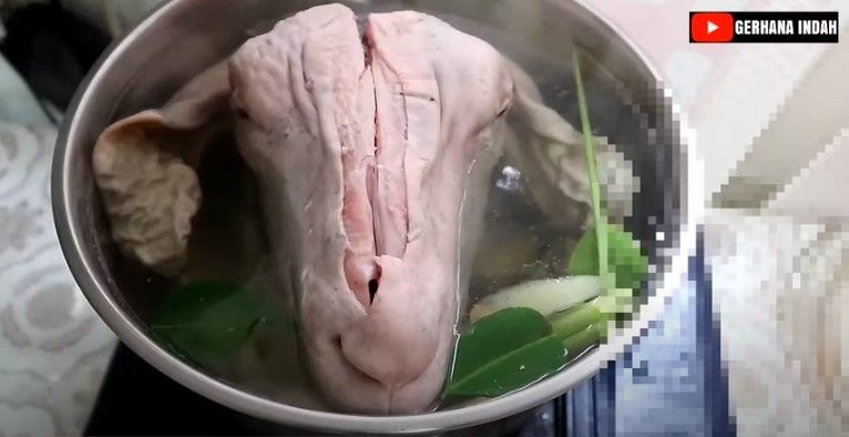 Mengolah kepala kambing. (Youtube) 