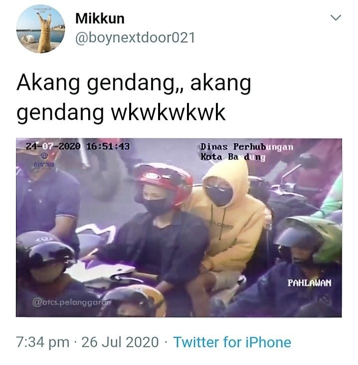 Jangan lupa helm, peringatan lalu lintas pakai lagu Akang Gendang [Twitter @boynextdoor021 dari @atcs.pelanggaran].