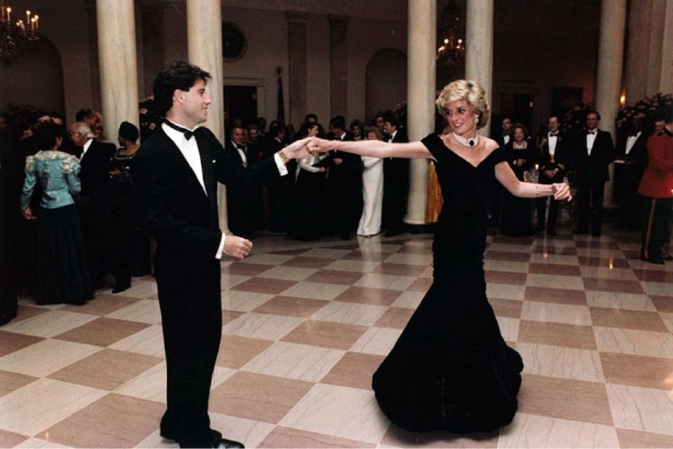 Momen legendaris Putri Diana berdansa bersama aktor John Travolta. (Pixabay/skeeze)