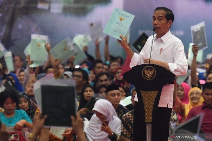 Fakta Jokowi dapat plakat Silver Play Button karena Covid-19 (antara)