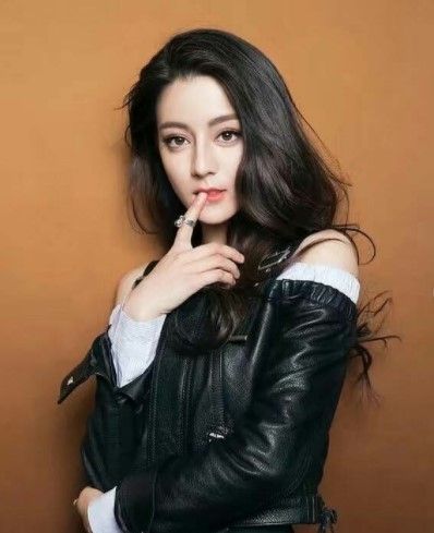 Padu Padan Jaket Kulit Ala Dilraba Dilmurat. (Instagram/@dilrebadlmura)