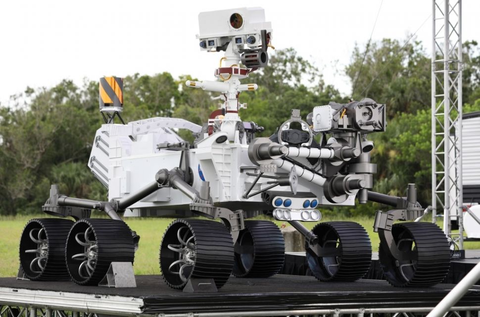 Sebuah model rover peneliti Perseverance dipamerkan di pangkalan Cape Canaveral, Florida pada 28 Juni 2020. Robot aslinya diluncurkan ke Mars pada 30 Juli oleh roket Atlas V. [AFP/Gregg Newton]