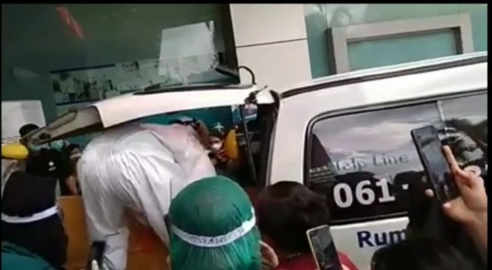 Tangkapan layar detik-detik jenazah dokter Andika Kesuma Putra dibawa petugas untuk dikebumikan