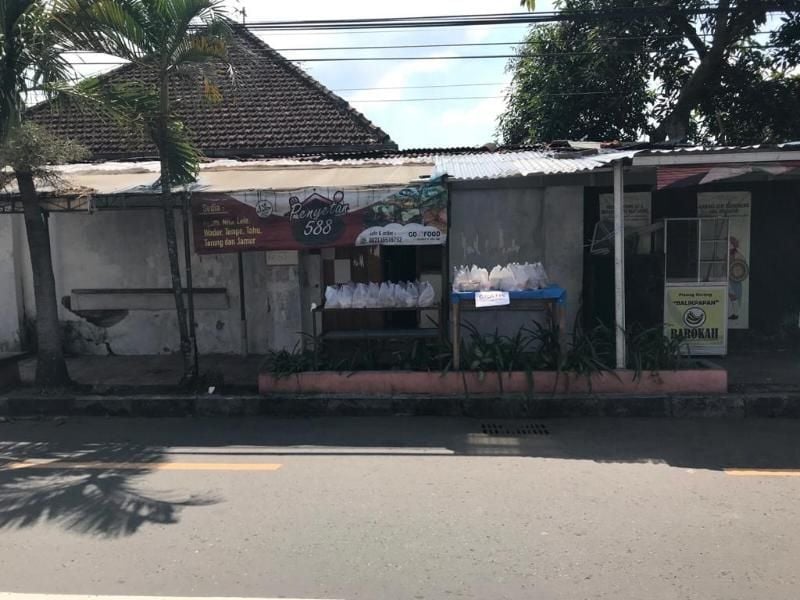 Puluhan nasi gratis yang dibagikan secara gratis oleh Lina Mardiana di Jalan KS Tubun, Kampung Dipoyudan, Kelurahan/Kecamatan Ngampilan, Kota Yogyakarta, Jumat (31/7/2020). [Dok.ist Lina Mardiana]