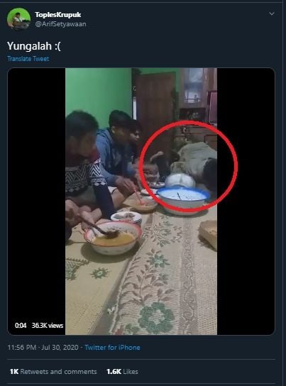 Hendak Ambil Nasi, Kocaknya Tangan Pria Ini Malah Tercebur ke Kuah Makanan. (Twitter/@Arifsetyawan)