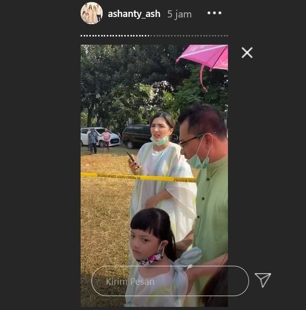 Anang Hermansyah, Ashanty dan Arsy Hermansyah menyaksikan penyembelihan hewan kurban di rumahnya. [Instagram]