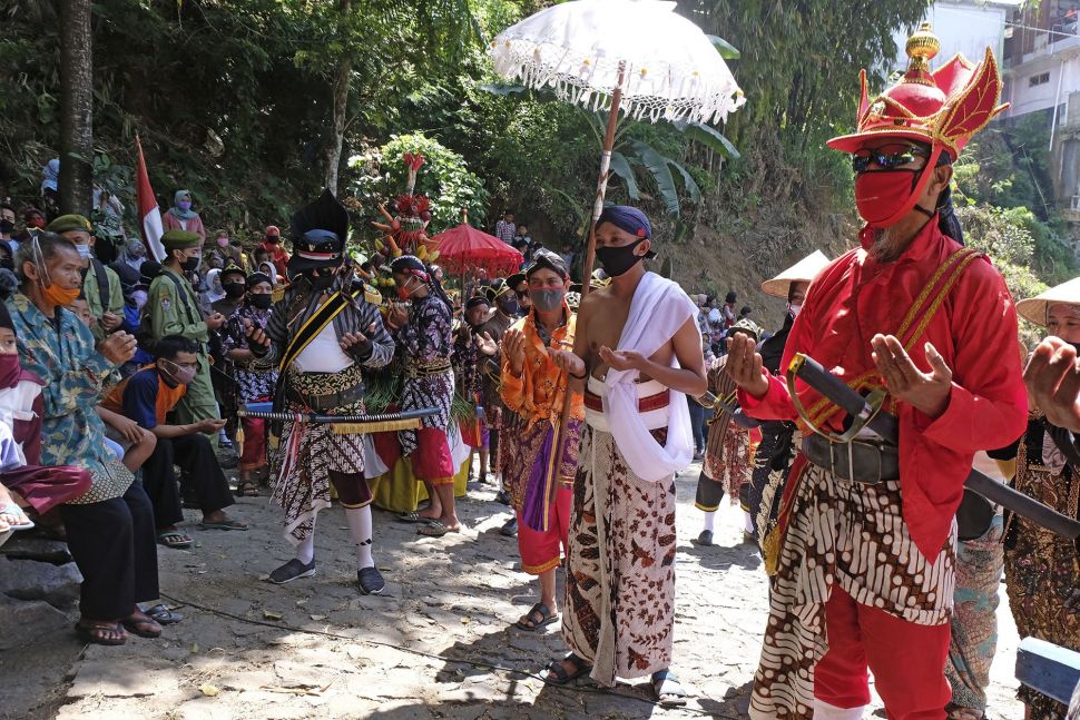 Sejumlah warga berdoa bersama saat tradisi Grebeg Besar Lamuk Legok di lereng Gunung Sumbing Desa Legoksari, Tlogomulyo, Temanggung, Jawa Tengah, Minggu (2/8/2020). [ANTARA FOTO/Anis Efizudin]