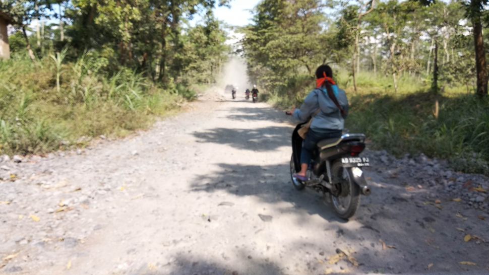 Kondisi jalur evakuasi yang rusak di Jalan Bronggang-Klangon Desa Glagaharjo, Kecamatan Cangkringan, Kamis (9/7/2020). [Muhammad Ilham Baktora / Suarajogja.id]