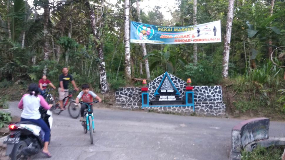 Sejumlah masyarakat nampak bersepeda di jalanan Dusun Ngancar, Desa Glagaharjo, Kecamatan Cangkringan, Kabupaten Sleman, Minggu (26/7/2020). [Muhammad Ilham Baktora / Suarajogja.id]