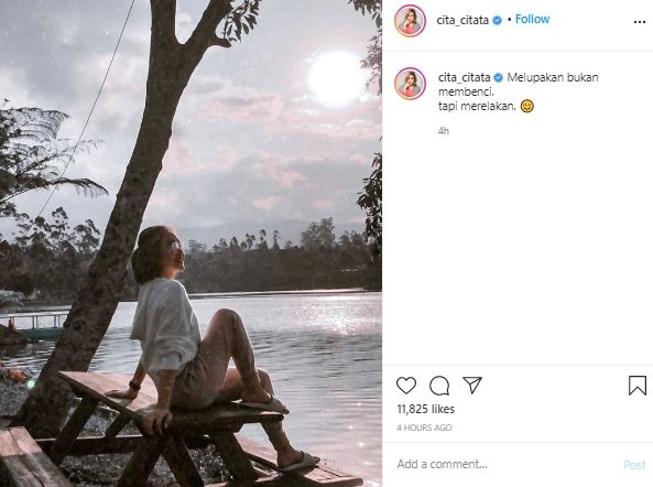 Nongkrong Sendirian di Pinggir Danau, Cita Citata Galau Curhat Soal Ini. (Instagram/@cita_citata)