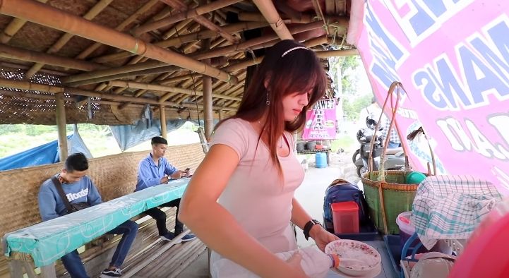 Bikin Salfok! Viral Penjual Es Dawet Ireng Cantik nan Aduhai di Purworejo. (YouTube/@awirachma)