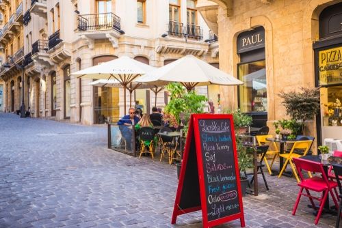 deretan kafe di kota Beirut. (Shutterstock)