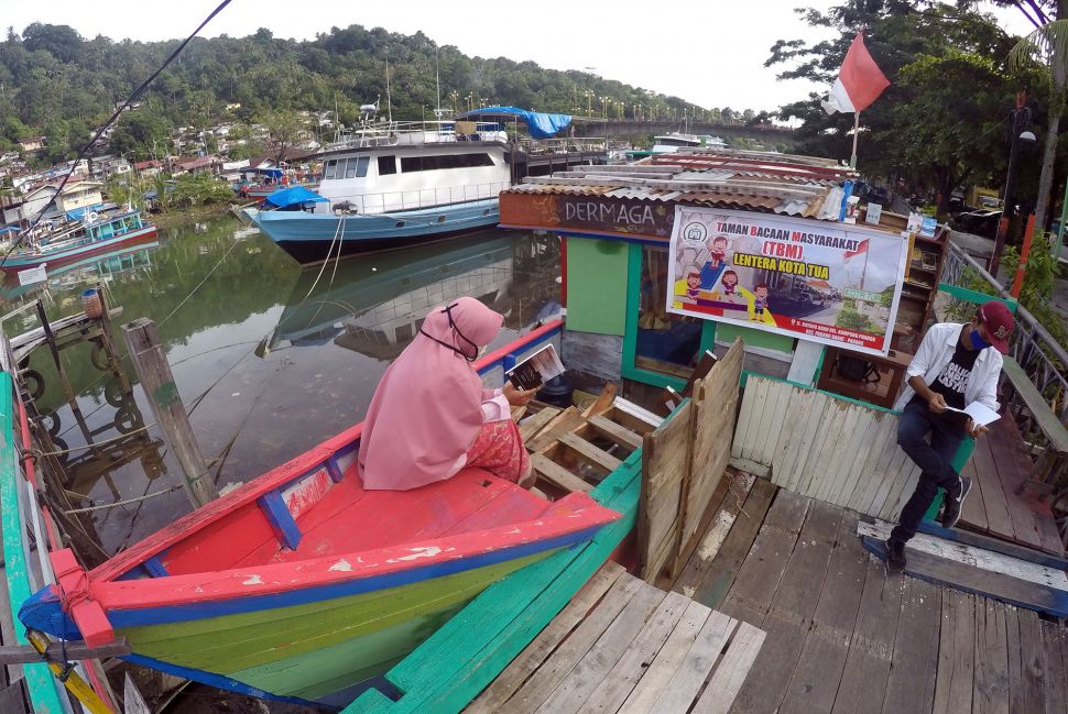 Taman Bacaan Masyarakat di Tepi Sungai