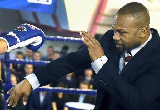 Mantan petinju kelas berat Roy Jones Jr memberikan tips bertinju kepada anggota kepolisian Rusia pada akhir tahun 2015. [AFP]