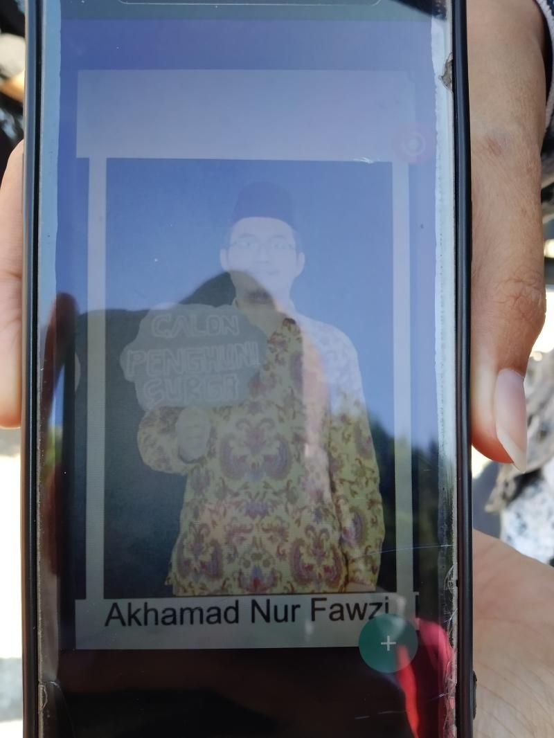 Foto almarhum Ahmad Nur Fawzi, korban tenggelam di Pantai Goa Cemara, di buku tahunan sekolah dalam layar tangkapan status WhatsApp salah satu murid tahfidznya, Kamis (6/8/2020). - (SuaraJogja.id/Uli Febriarni)