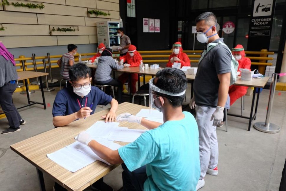 Swab test pekerja AEON Mall BSD City (Dok. AEON Mall Indonesia)