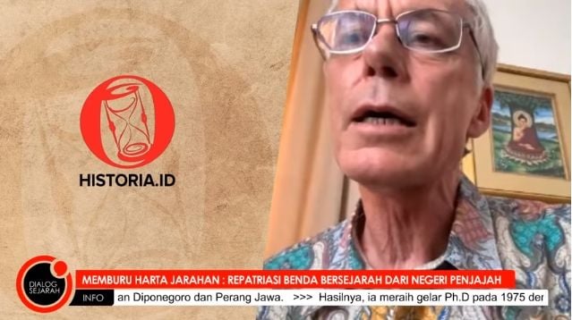 Peter Carey menyampaikan materi mengenai barang jarahan keraton Yogyakarta di YouTube. - (YouTube/Historia.id)