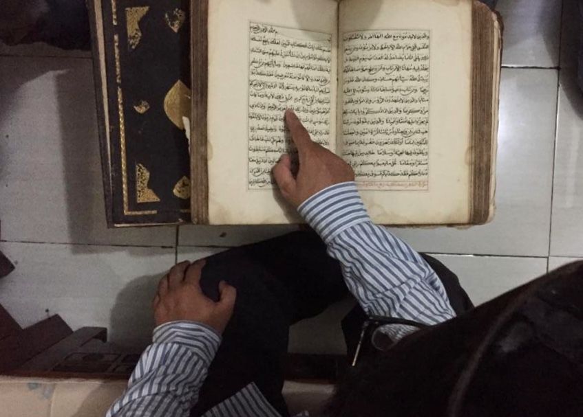 Salah satu naskah kuno milik Kms H. Andi Syarifuddin yang ditulis dengan aksara Arab gundul. (Suara.com/Rio)