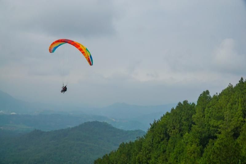 Atlet Paralayang terbang saat ujicoba yang kelima kalinya di Bukit Watu Kumpul, Desa Petahunan, Kecamatan Pekuncen, Kabupaten Banyumas, Sabtu (8/8/2020). Suara.com/Anang Firmansyah 