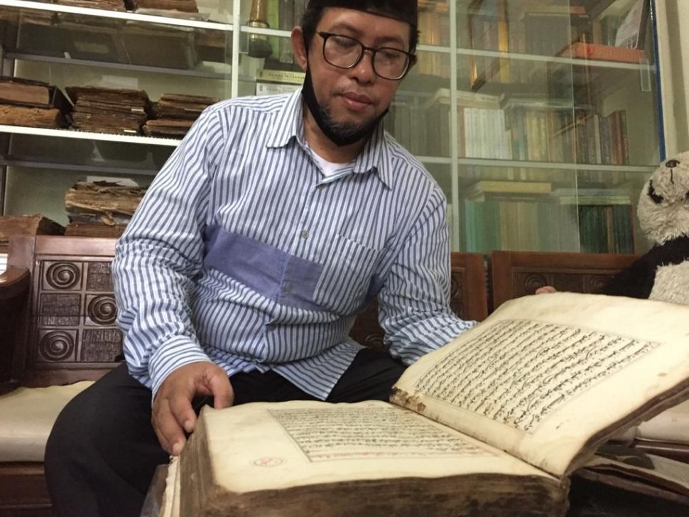 Kolektor Kms H. Andi Syarifuddin bersama koleksi naskah-naskah kuno berusia ratusan tahun miliknya. (Suara.com/Rio)