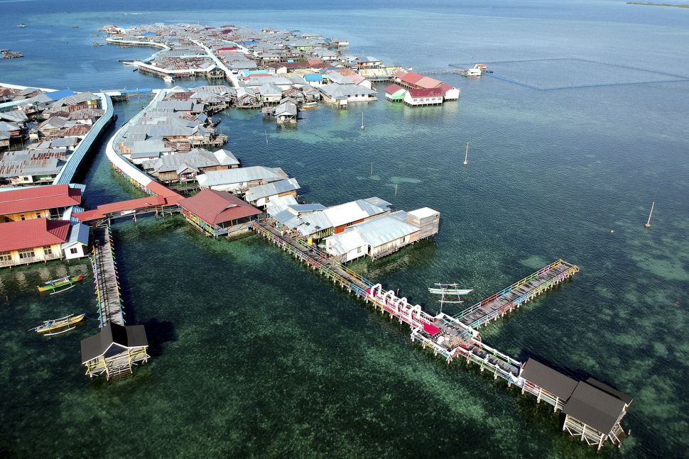 Foto aerial permukiman suku Bajo, Torosiaje, Kabupaten Pohuwato, Gorontalo, Minggu (9/8/2020). [ANTARA FOTO/Adiwinata Solihin]