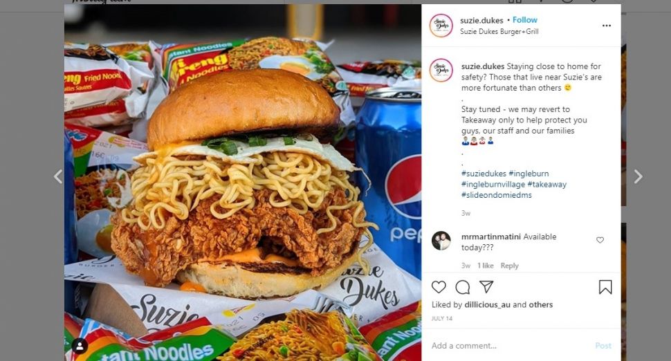 Burger isi Indomie dan Fried Chicken. (Dok: Instagram/suzie.dukes)