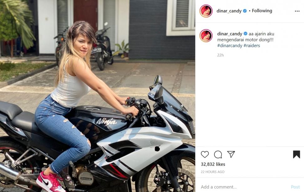 Dinar Candy dan motor Kawasaki Ninja 2-Tak. (Instagram)